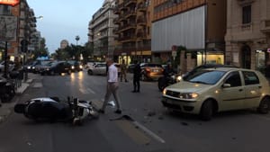 Incidente in via Notarbartolo, scontro tra auto e scooter: due feriti e traffico in tilt.