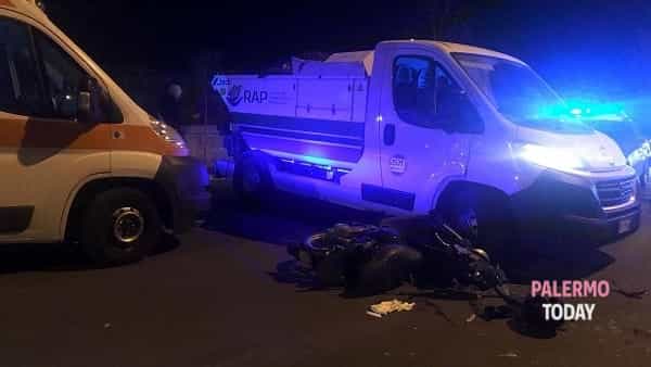 Incidente in via Pitrè, scooter contro mezzo Rap: 4 feriti.