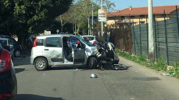 Ancora un incidente a Palermo, scooter si schianta contro un’auto: due feriti, uno è grave.