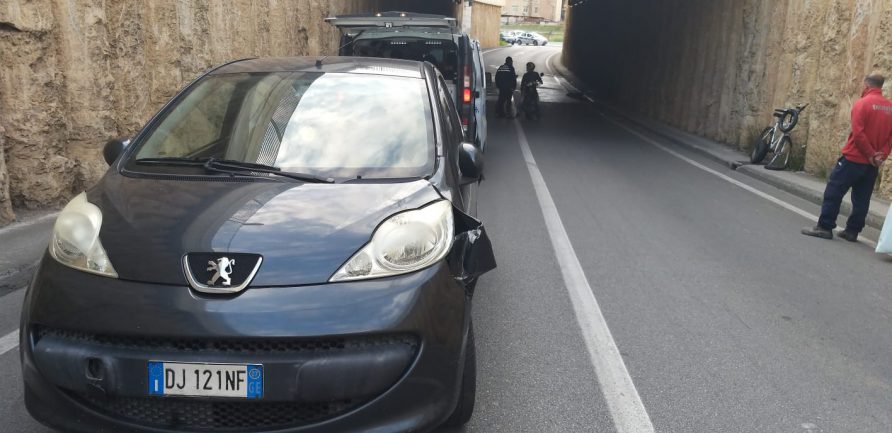 Incidente a Palermo, ciclista si schianta contro un’auto a Brancaccio: è grave, le foto.