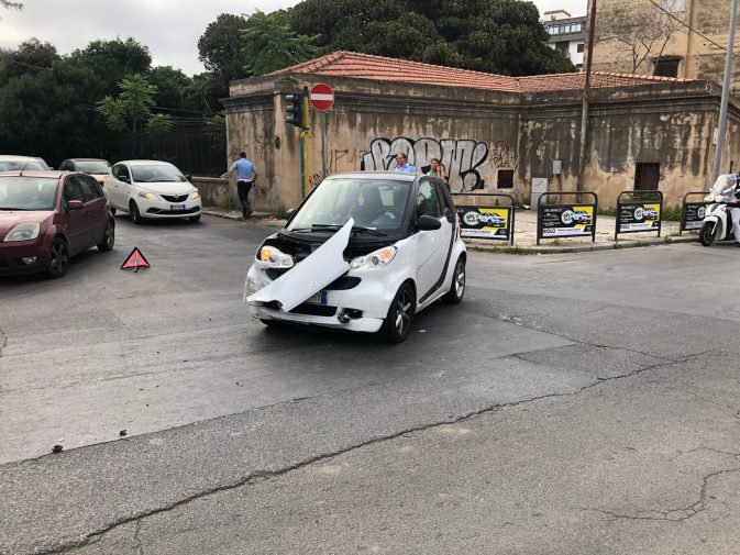 Incidente a Palermo, scontro tra due auto in piazza Leoni: 2 feriti, traffico in tilt