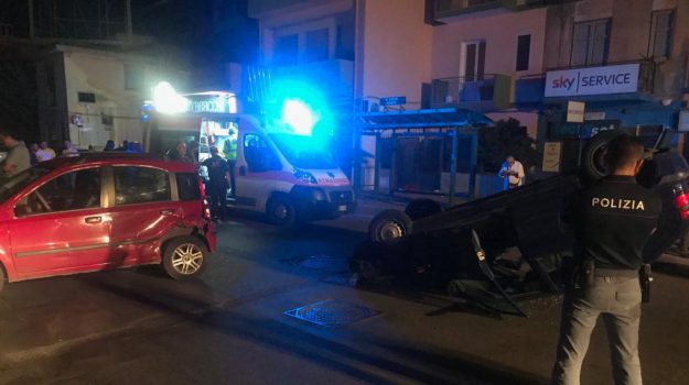 Palermo, incidente nella notte in via Messina Marine: auto si ribalta, due feriti.