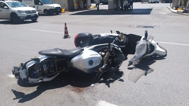 Incidente a Palermo, un ferito nello scontro tra due scooter in viale Campania