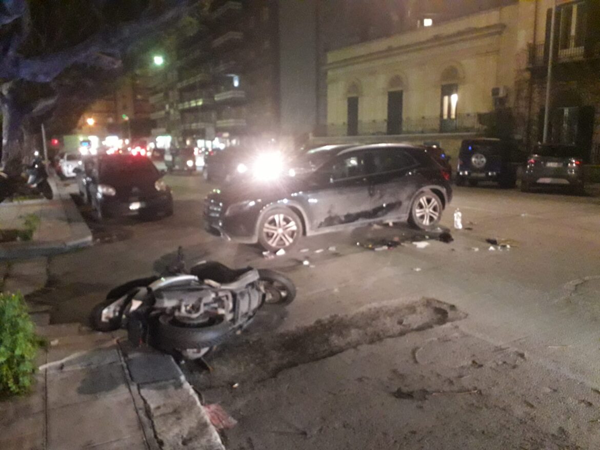 Piazza Leoni, impatto violento tra moto e Mercedes: 40enne in codice rosso