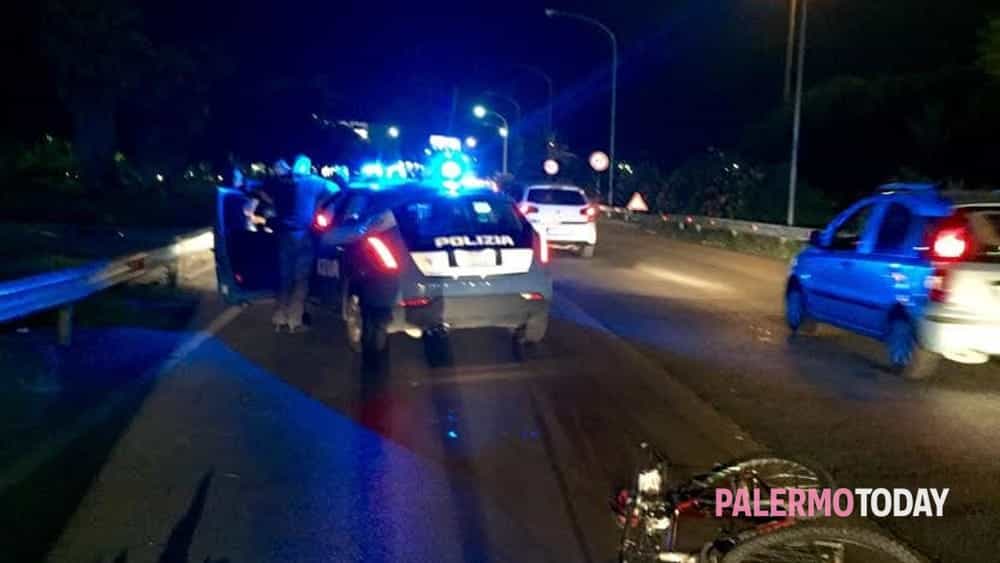 Incidente alla rotonda di via Oreto, Panda contro bici: ferito il ciclista