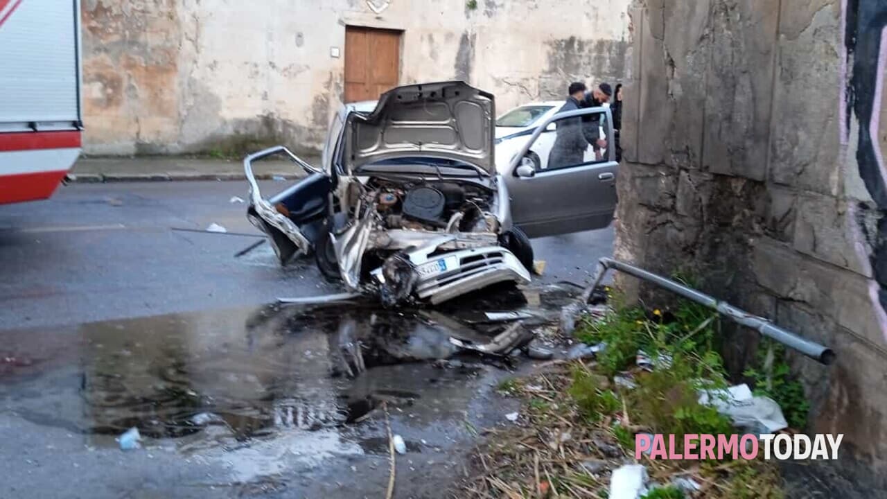 Incidente in viale del Fante, auto si schianta contro un muro: morta una diciottenne