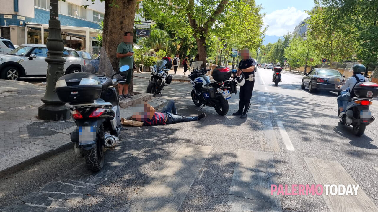 Incidente in via Libertà, con lo scooter supera le auto incolonnate e travolge un pedone.